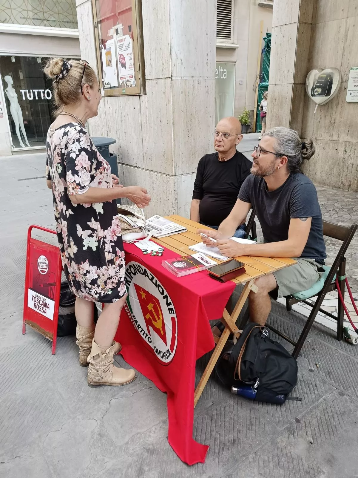 Piero Bufano e Leonardo Masi ad un banchino per la raccolta firme